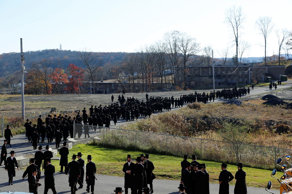הרבי מסאטמר בפתיחת זמן חורף לבחורי החסידות. תיעוד