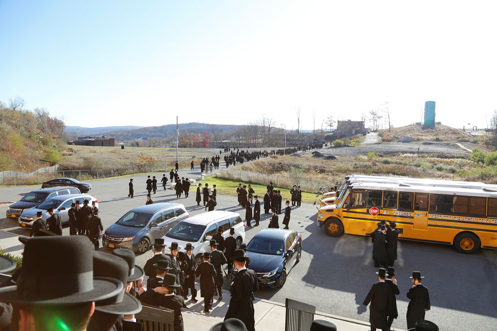 הרבי מסאטמר בפתיחת זמן חורף לבחורי החסידות. תיעוד