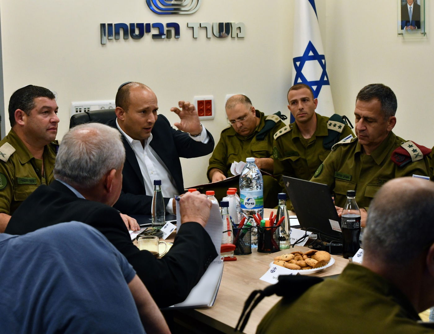 השר בנט בהערכת מצב, הערב