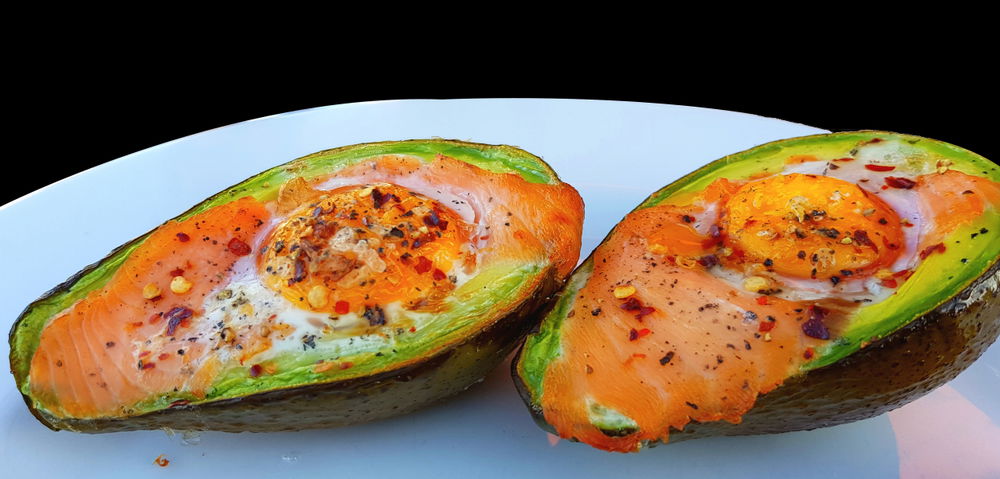 סירות אבוקדו אפויות עם ביצת עין וסלמון מעושן