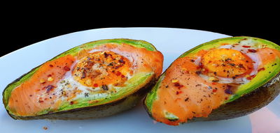 סירות אבוקדו אפויות עם ביצת עין וסלמון מעושן