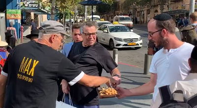 חרדי חילק מגדנות לכבוד חיילי צה"ל. תיעוד