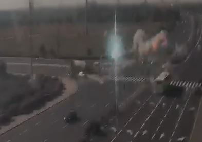 תיעוד דרמטי: הטיל פוגע ומפספס את הרכבים