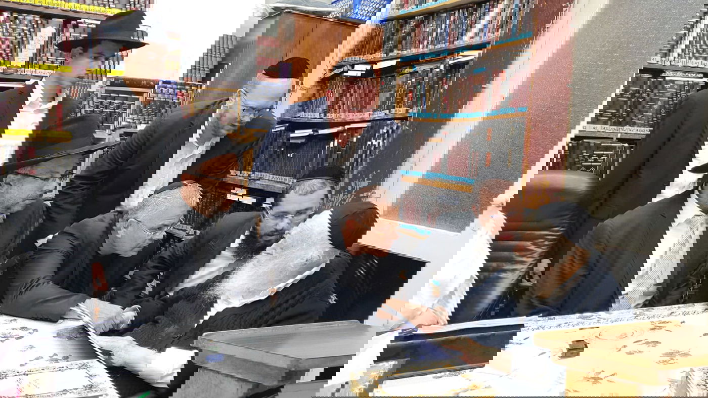 מרן הגר"ח קנייבסקי נשאל במה להתחזק והשיב: "בתפילה"