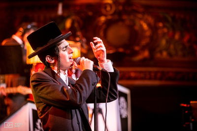 מוטי שטיינמץ מקפיץ ומרגש בניגון ויז'ניץ