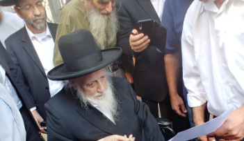 גאב"ד טבריה בירך ושפך אלפי ליטרים יין