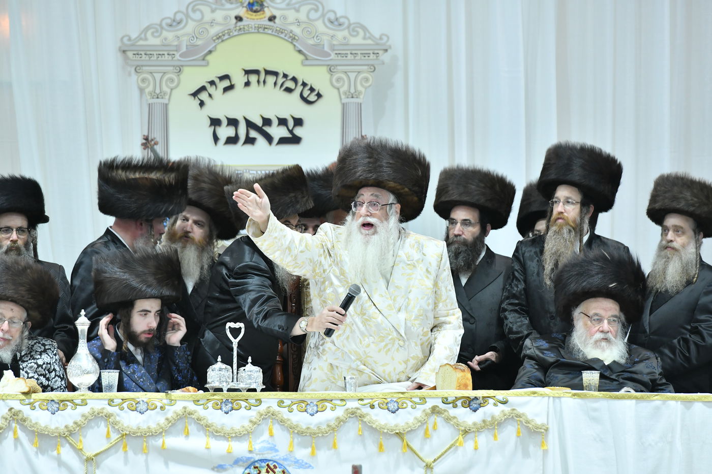 אלפים בשמחת החתונה לנכד הרבי מצאנז