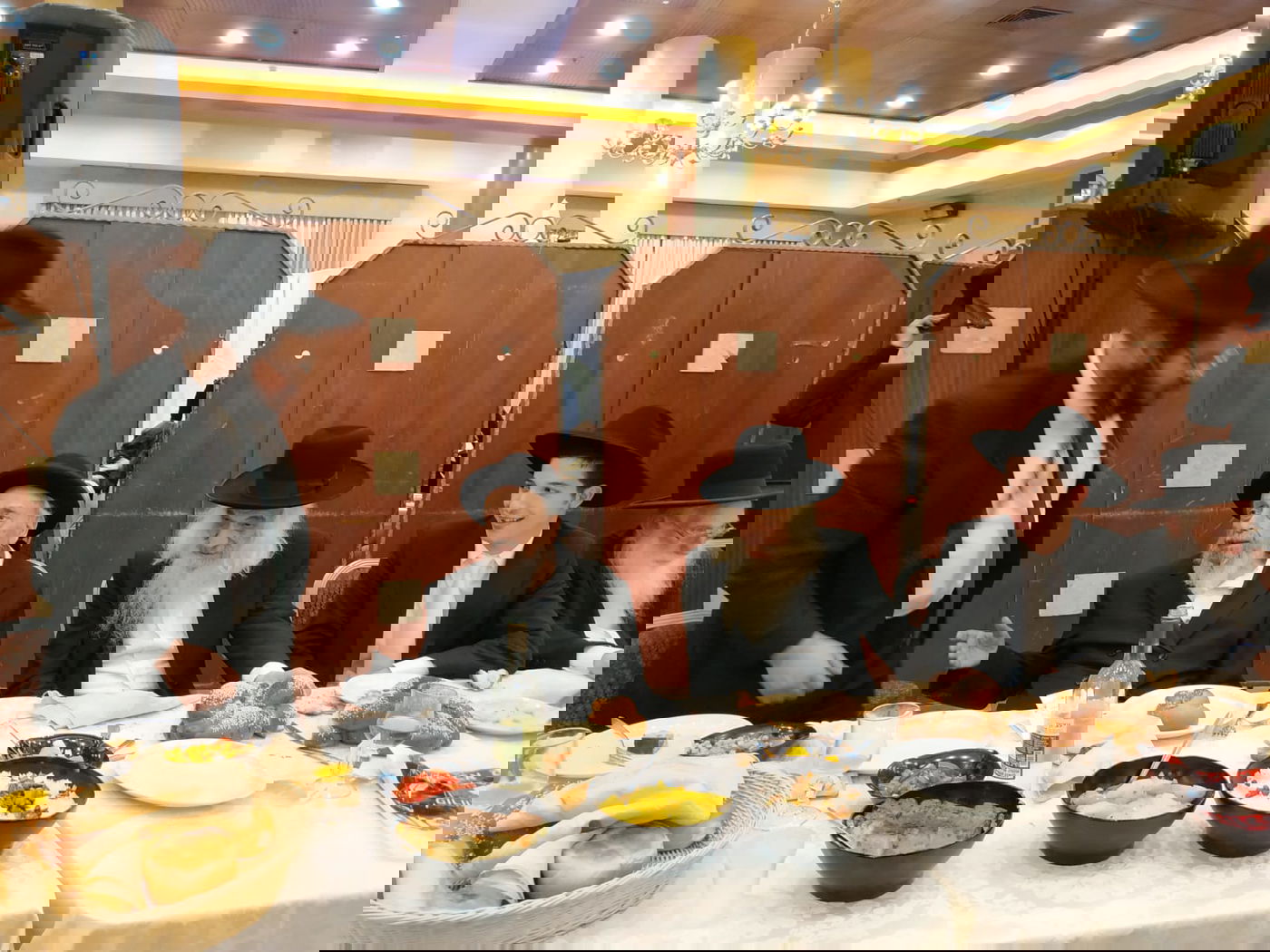 חברי 'המועצות' בחתונת נכד הגר"א דויטש