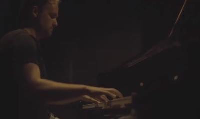 מנדי פורטנוי והפסנתר: "כי אנו עמך"