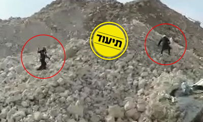 השוטר מיידה את האבנים