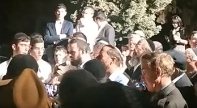 מאות שרו על קברו של ר' שלמה קרליבך ז"ל