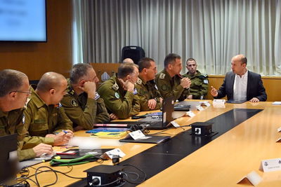 תיעוד: השר נפתלי בנט בהערכת מצב בקריה