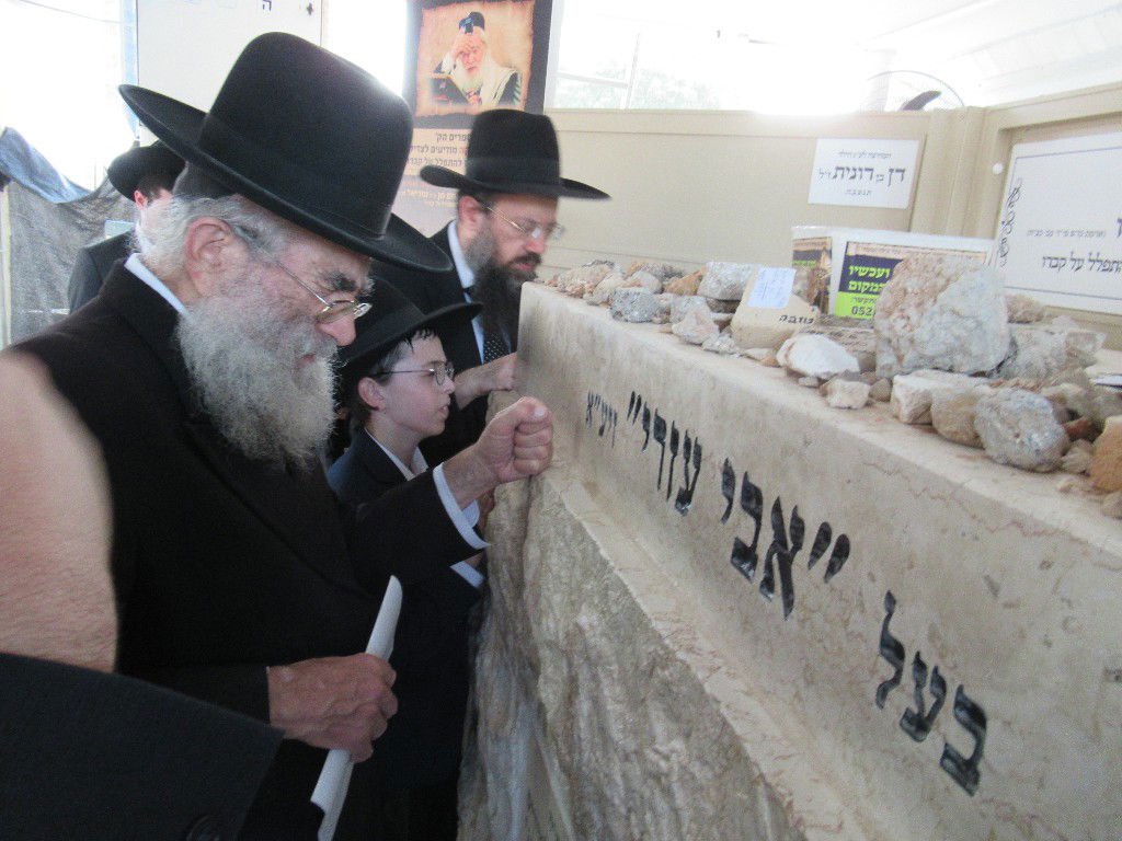 הגר"ש מרקוביץ התפלל ליד קבר מרן הגרא"מ שך זצ"ל