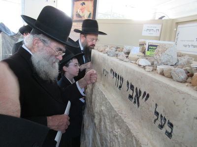 הגר"ש מרקוביץ התפלל ליד קבר מרן הגרא"מ שך זצ"ל