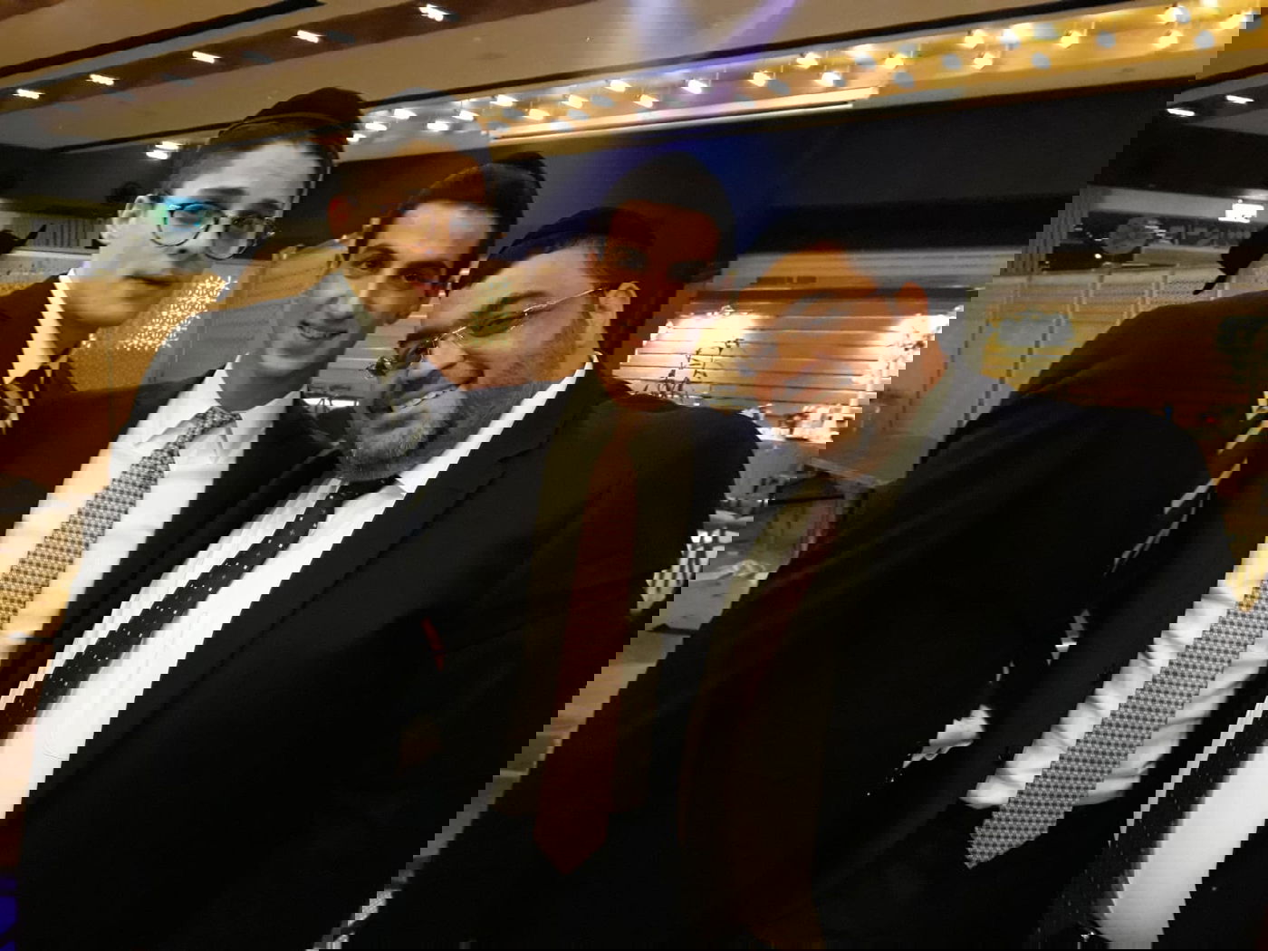 הרב יוסף ניאזוף ברמ"צ את התאומים. תיעוד