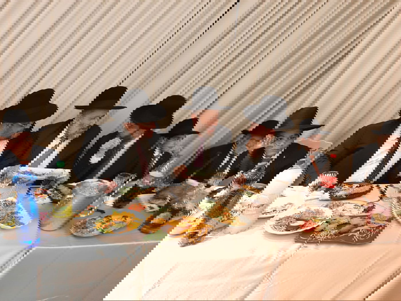 הרב יוסף ניאזוף ברמ"צ את התאומים. תיעוד