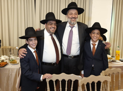 הרב יוסף ניאזוף ברמ"צ את התאומים. תיעוד