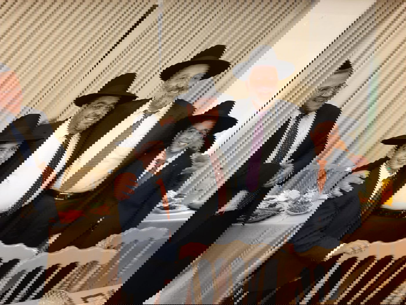 הרב יוסף ניאזוף ברמ"צ את התאומים. תיעוד