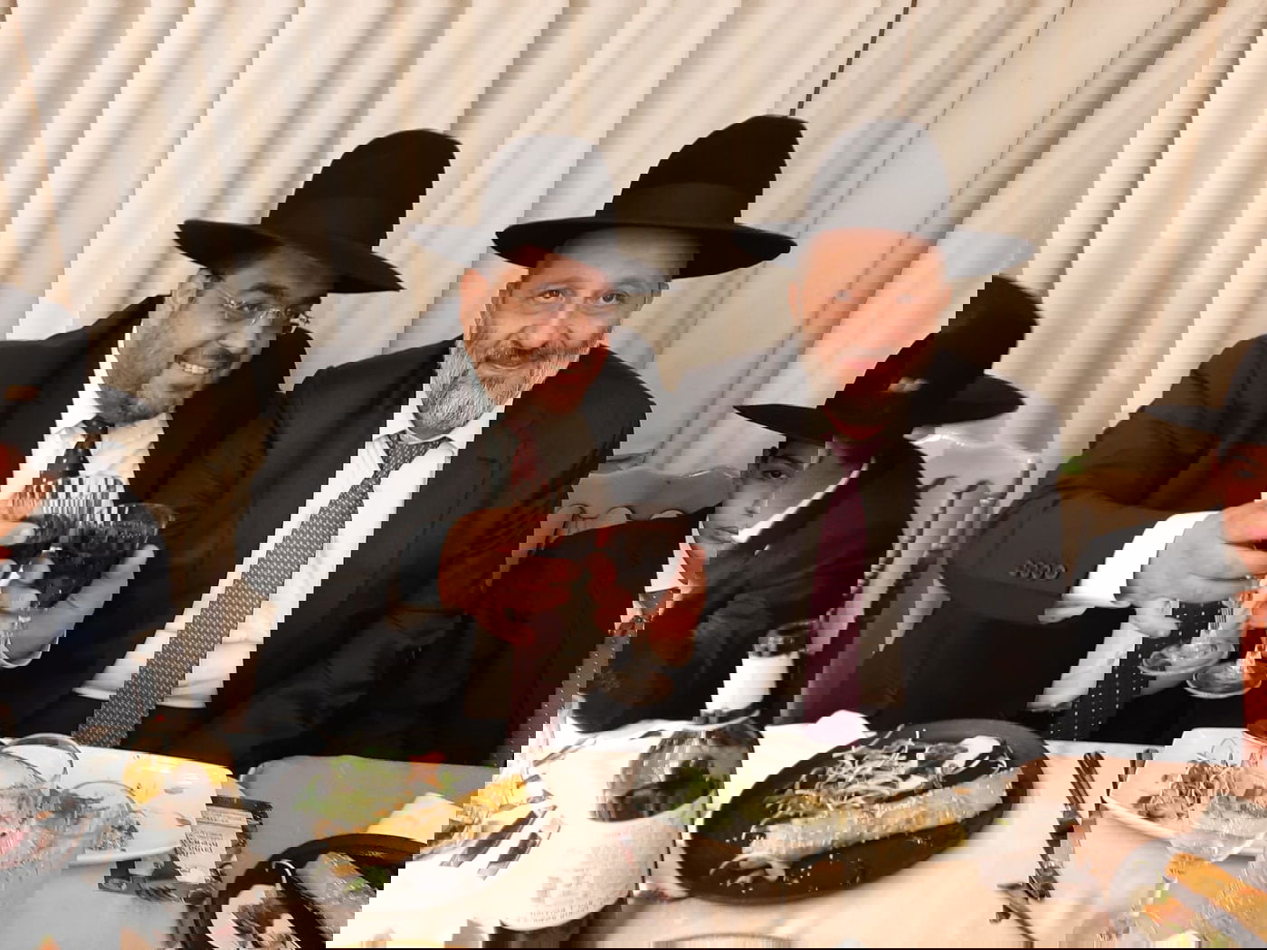 הרב יוסף ניאזוף ברמ"צ את התאומים. תיעוד