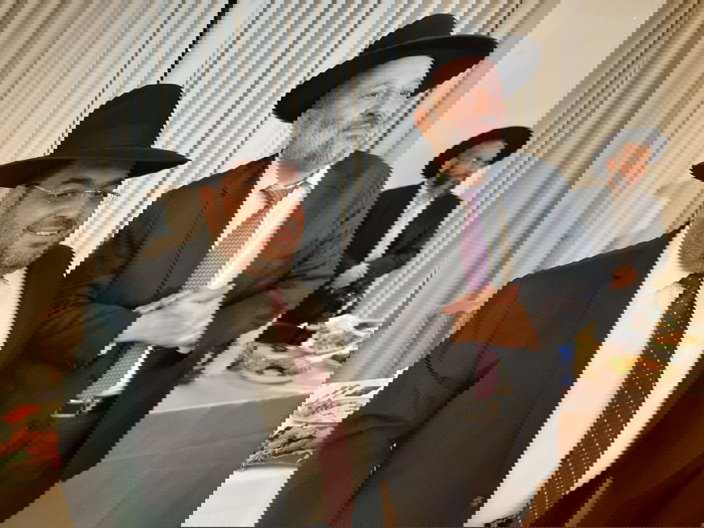 הרב יוסף ניאזוף ברמ"צ את התאומים. תיעוד