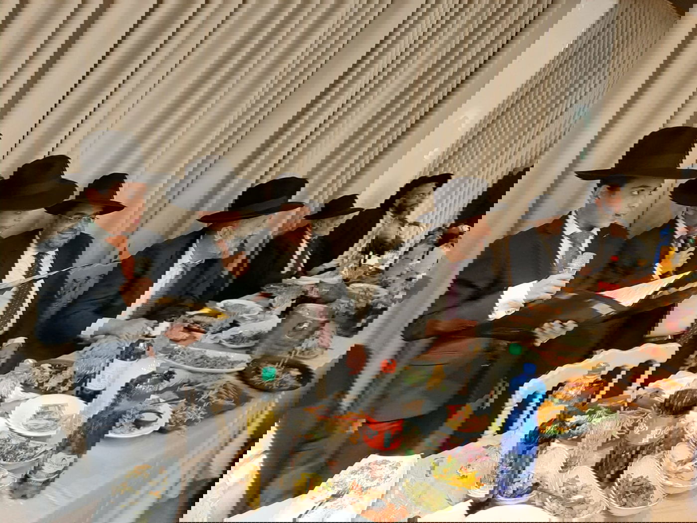 הרב יוסף ניאזוף ברמ"צ את התאומים. תיעוד