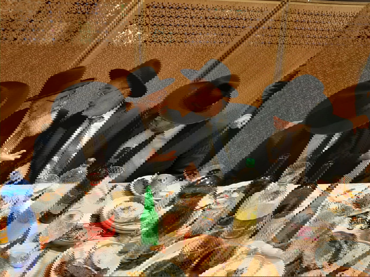 הרב יוסף ניאזוף ברמ"צ את התאומים. תיעוד