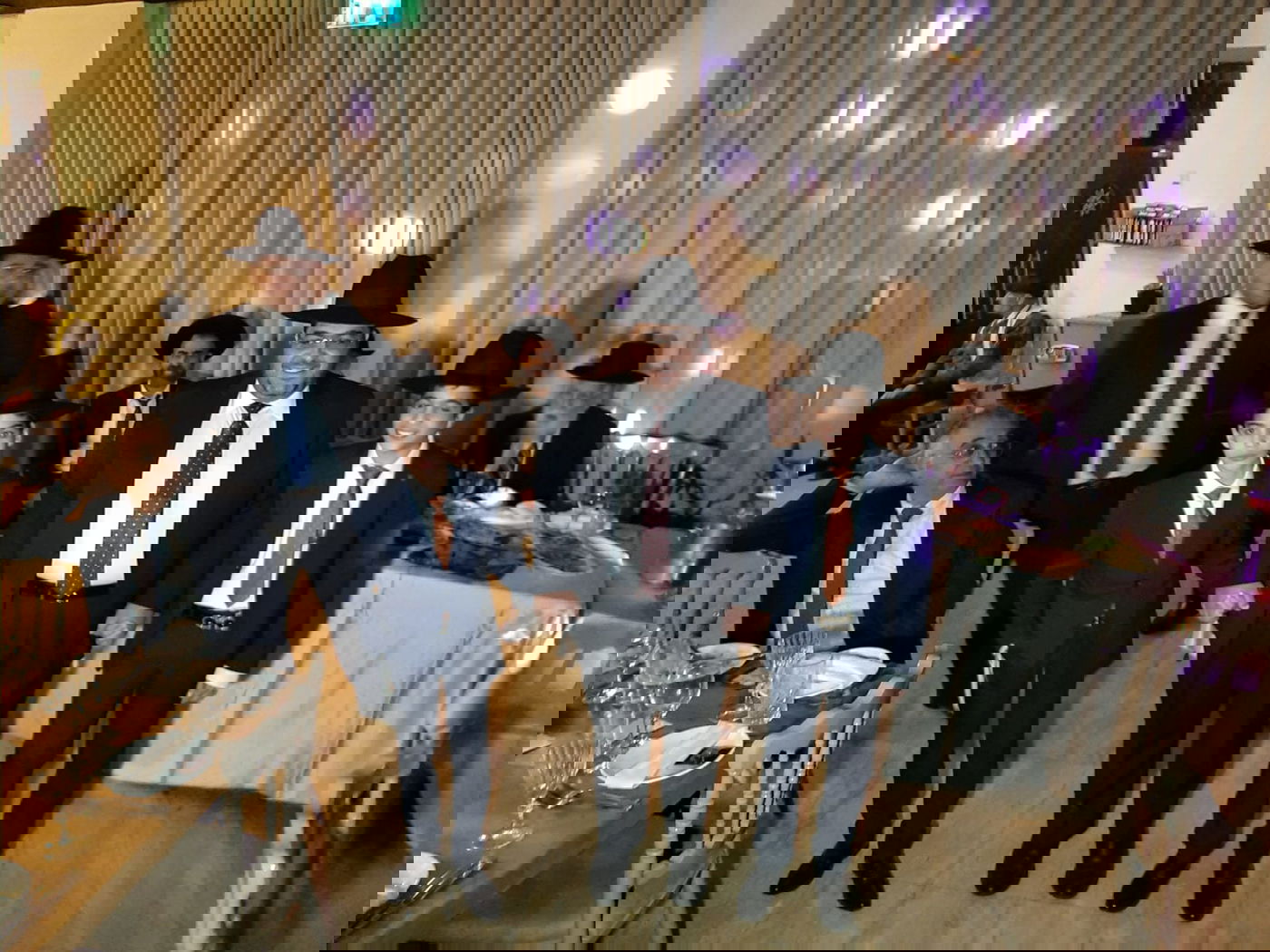 הרב יוסף ניאזוף ברמ"צ את התאומים. תיעוד