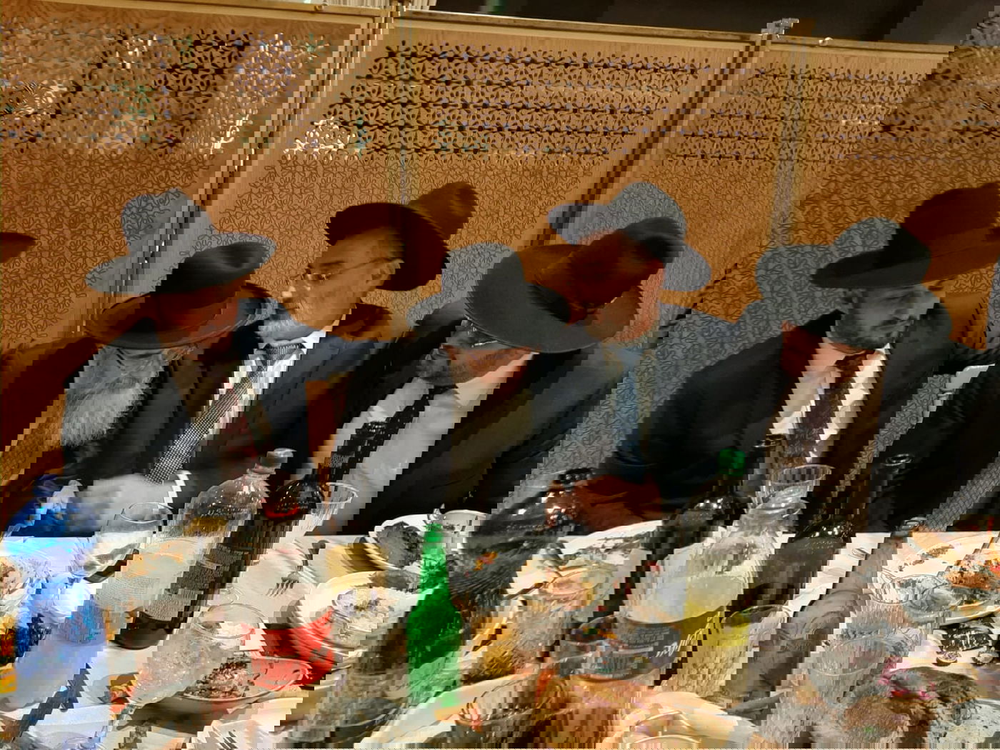 הרב יוסף ניאזוף ברמ"צ את התאומים. תיעוד