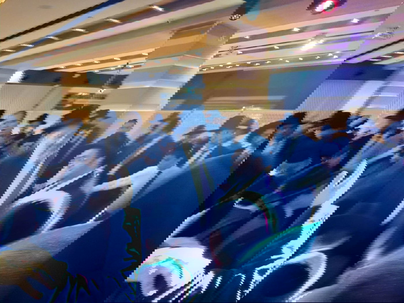 הרב יוסף ניאזוף ברמ"צ את התאומים. תיעוד