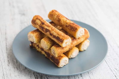 רולים עסיסיים של פרנץ' טוסט או גלילי לחם מטוגן