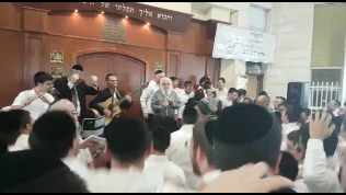 מאות קפצו והתרגשו בקומזיץ קרליבך בי-ם