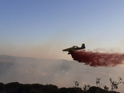 צפו: מטוסי המשטרה מכבים את השריפות