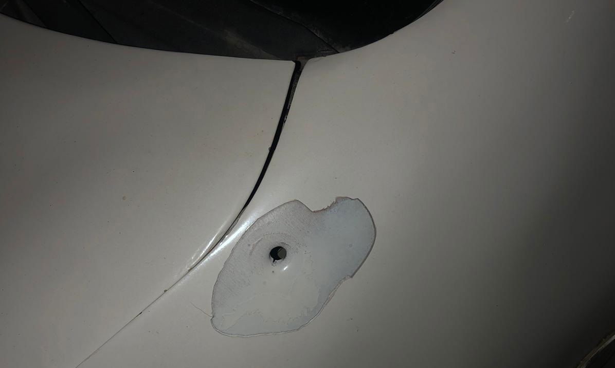 חור הירי ברכב החשוד