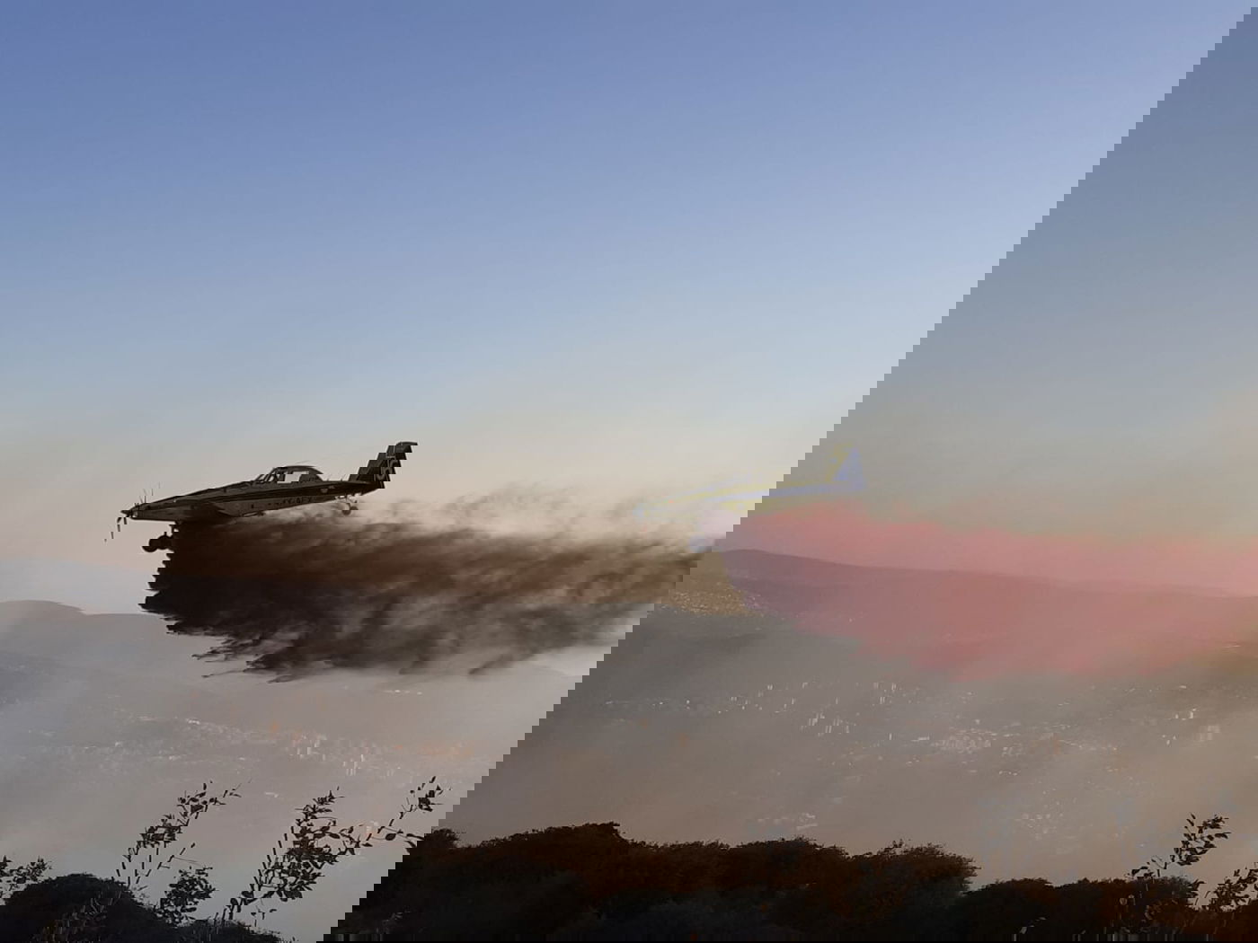 צפו: מטוסי המשטרה מכבים את השריפות