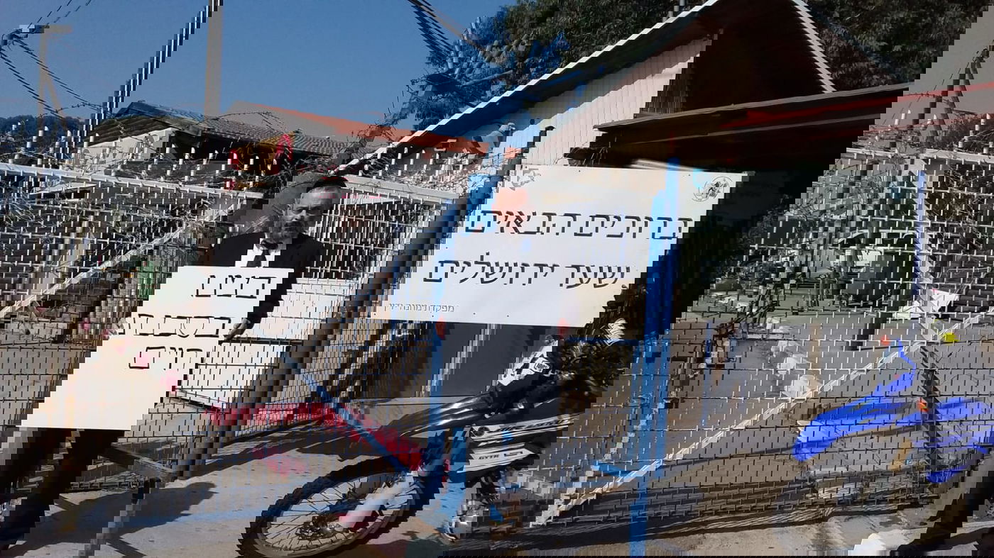 אחד ההורים, בהפגנה מול הכלא