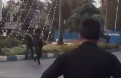 השוטרים ירו והרגו; המפגינים רדפו אחריהם