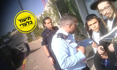 מצלמות נסתרות: כך הקיצוניים מתעדים שוטרים בהפגנות