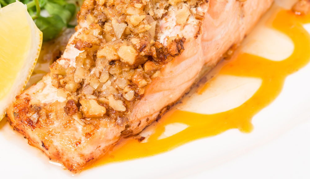 סלמון אפוי בציפוי קראנצ'י של אגוזי מלך וצנוברים