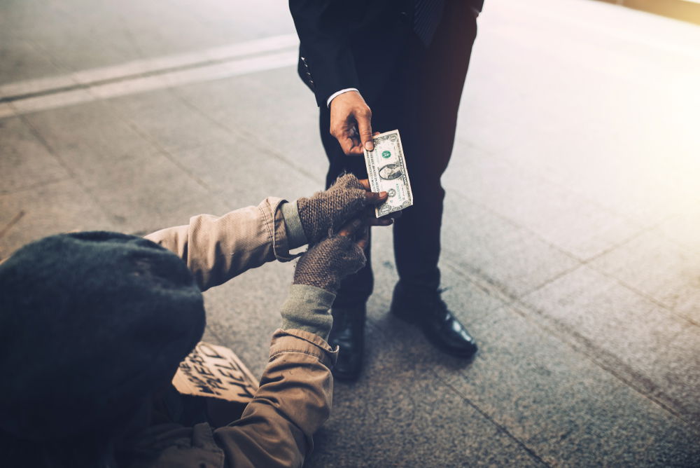 מחקר: אנשים נדיבים מאושרים יותר (ויש להם יותר חברים)