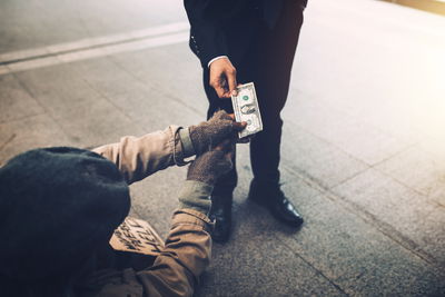 מחקר: אנשים נדיבים מאושרים יותר (ויש להם יותר חברים)