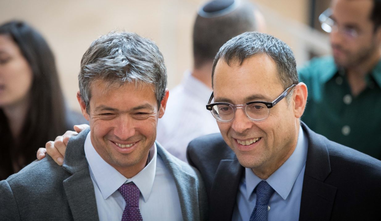 הנדל והאוזר. במרכז המתקפה מימין