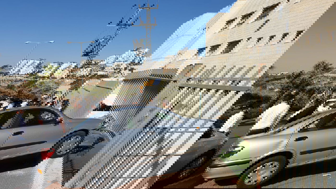 לפני סיום הלימודים: רכב התנגש בגדר החיידר