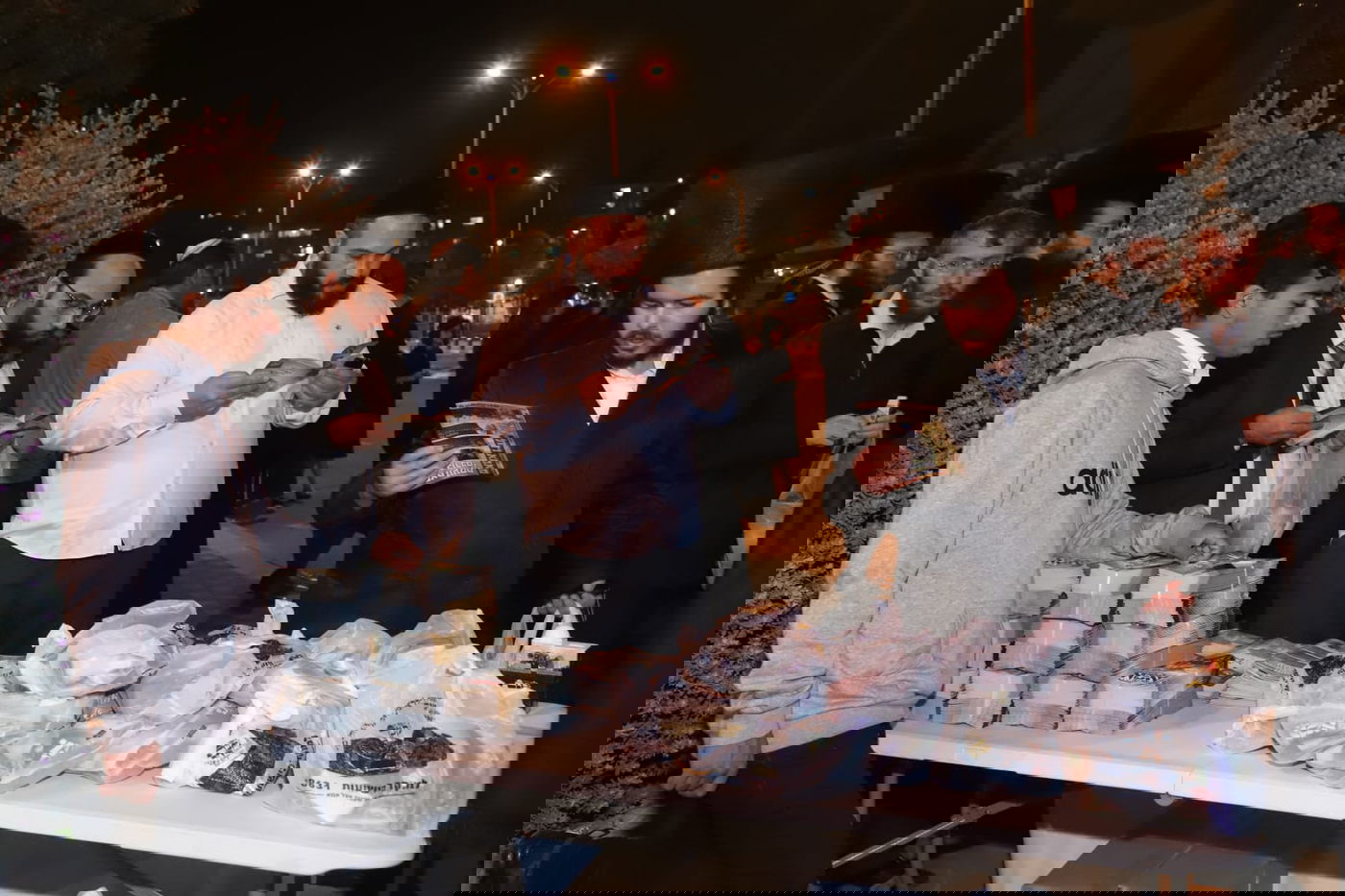 80 אלף מתפללים, מיליוני פרקי תהלים, רבבות שמות, נהרי דמעות