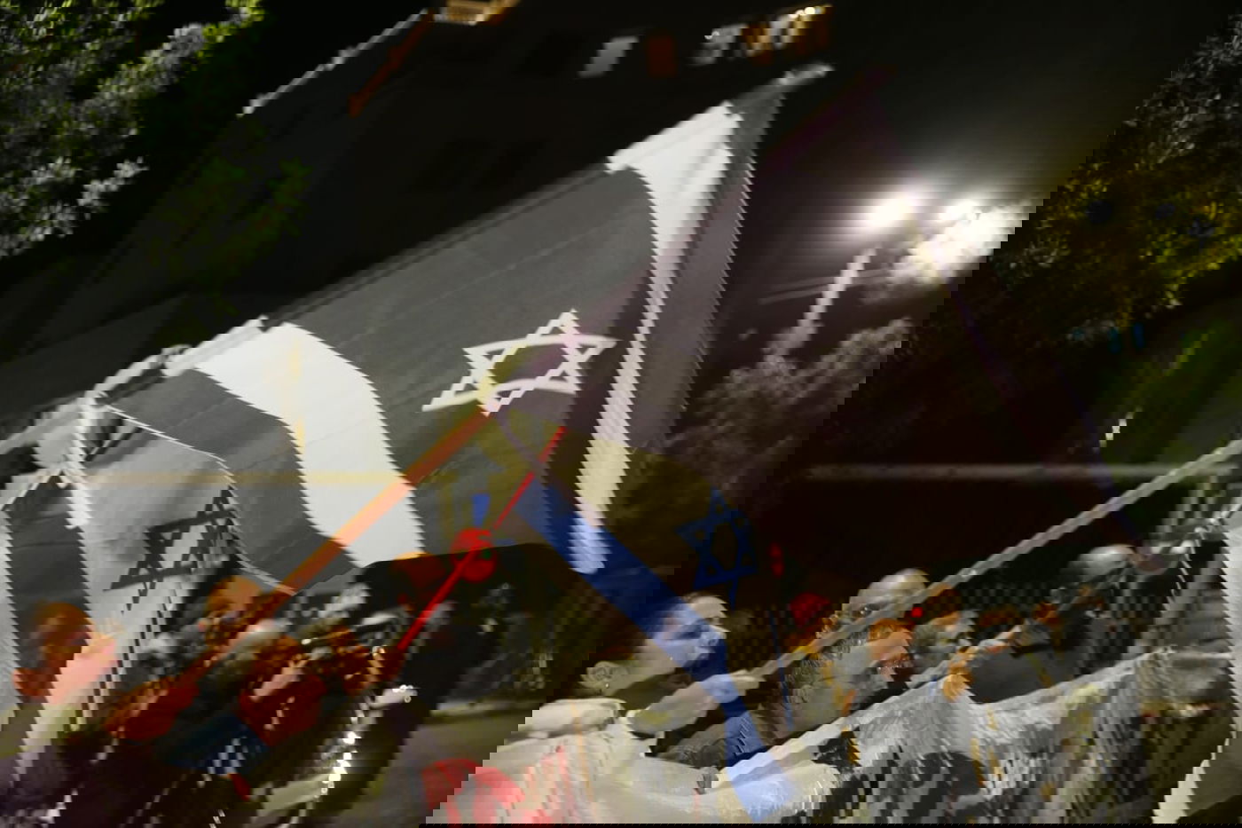 זעם מתפרץ: ה'ביביסטים' באו לתמוך בראש הממשלה