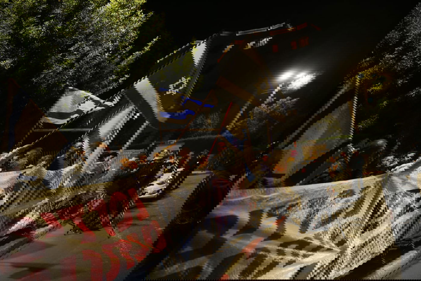 זעם מתפרץ: ה'ביביסטים' באו לתמוך בראש הממשלה