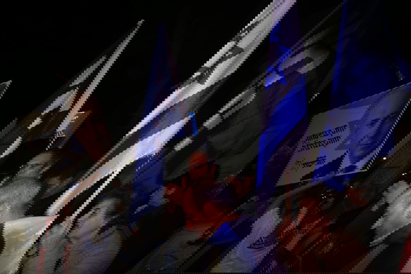 זעם מתפרץ: ה'ביביסטים' באו לתמוך בראש הממשלה