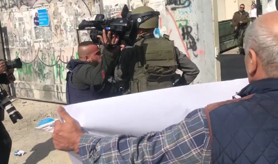 צלמי הפגנות פלסטיניים תקפו את החיילים