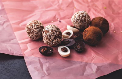 טראפלס שוקולד עם מגוון ציפויים