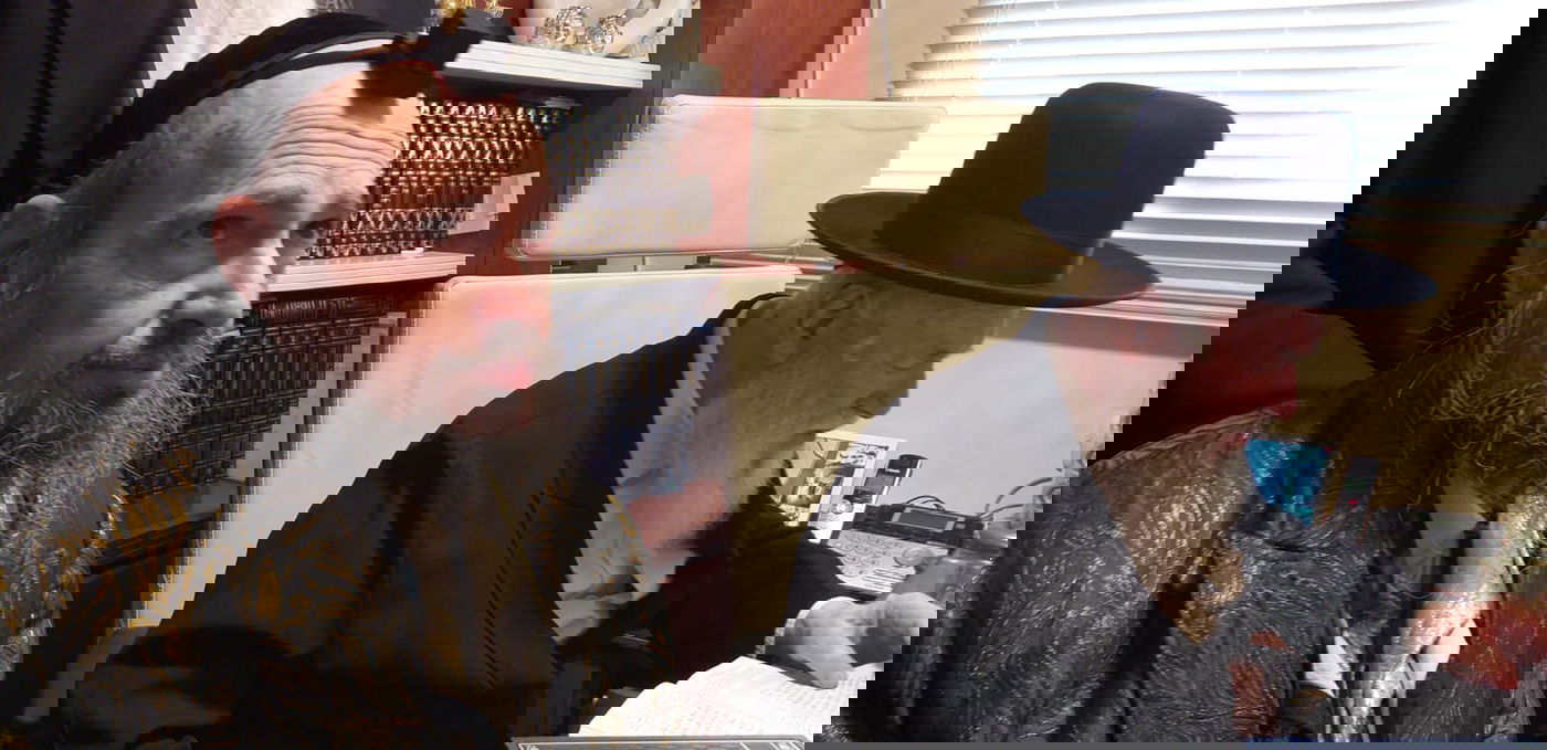 חבר ה'מועצת' בברית לנינו; נכדו של המקובל