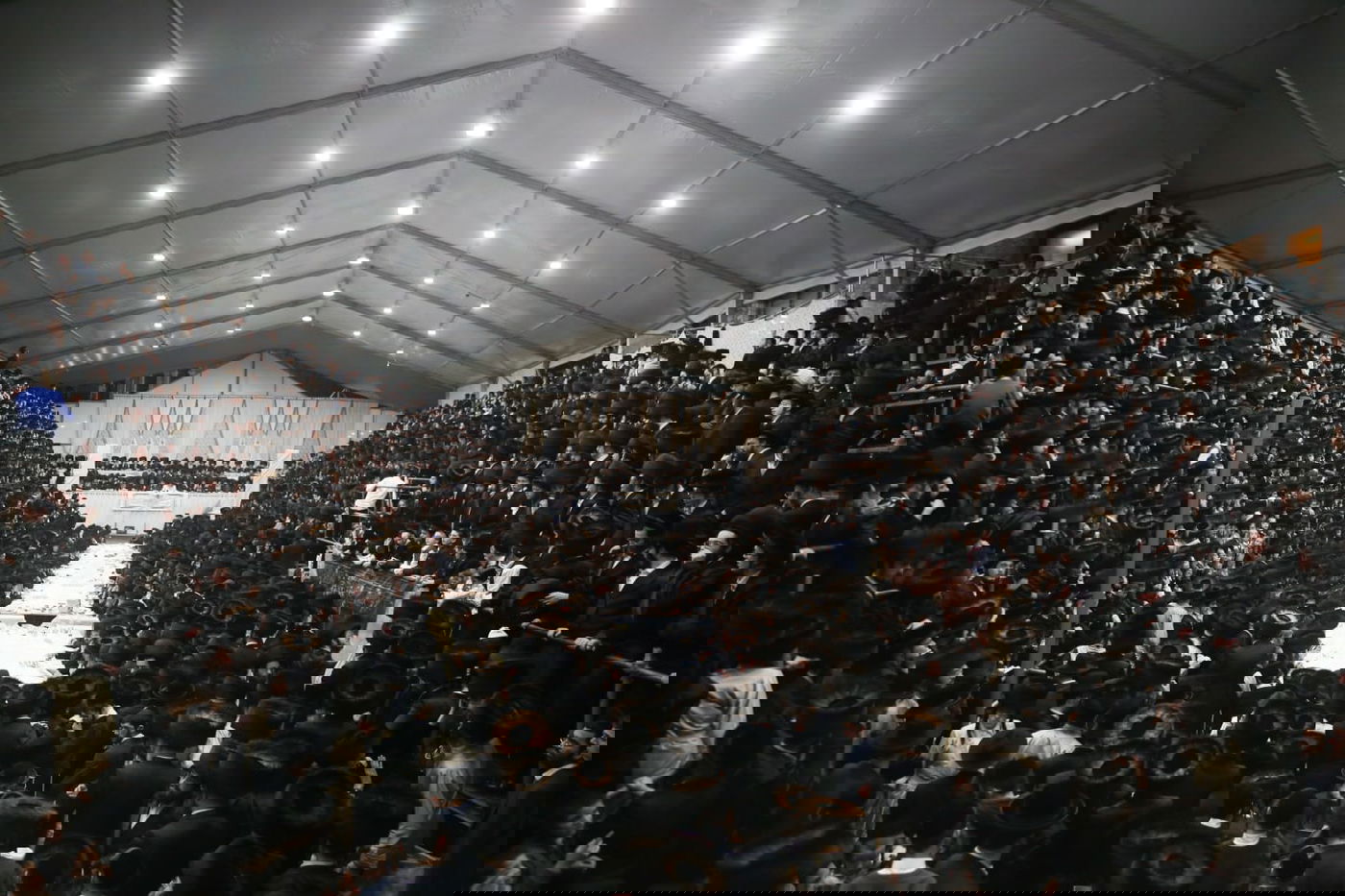 אלפים ב'טיש' של האדמו"ר מסאטמר; ה'עליות' נמכרו בחצי מיליון דולר